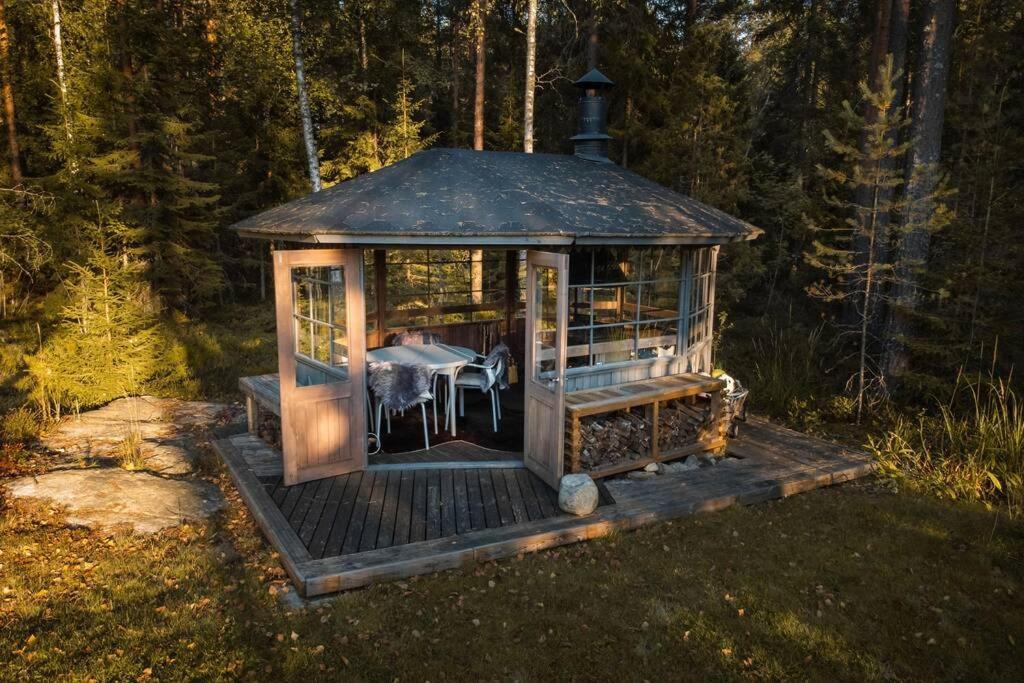 Sirpa'S Artistic Nuuksio Retreat With Heated Pool Villa Espoo Bagian luar foto