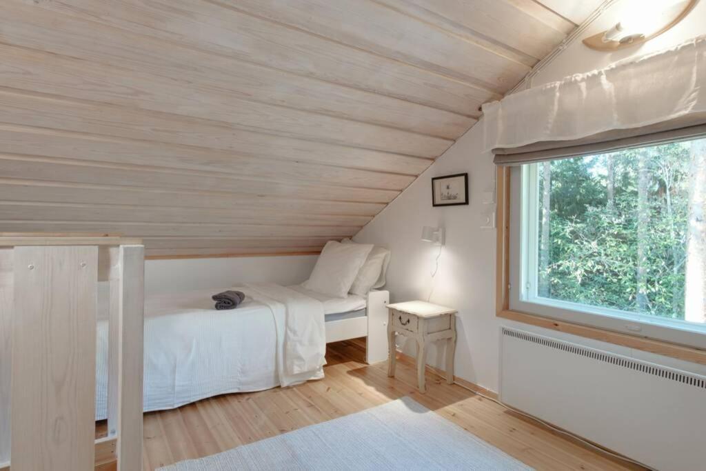 Sirpa'S Artistic Nuuksio Retreat With Heated Pool Villa Espoo Bagian luar foto