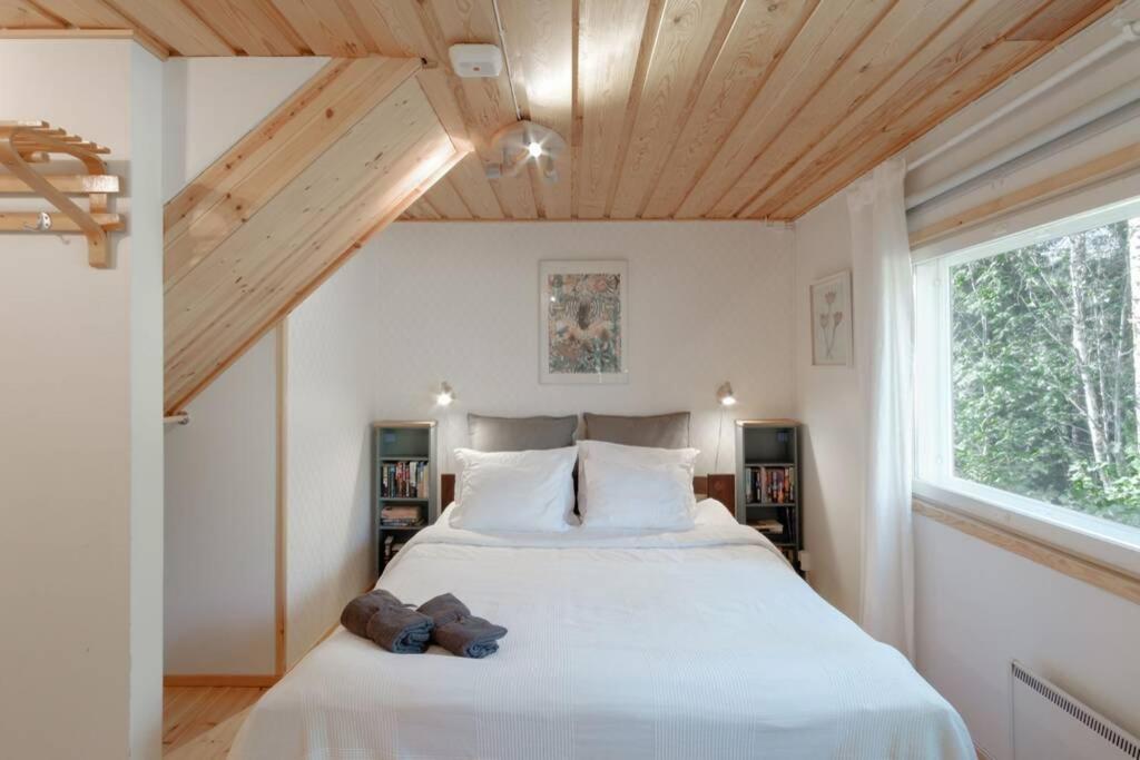 Sirpa'S Artistic Nuuksio Retreat With Heated Pool Villa Espoo Bagian luar foto