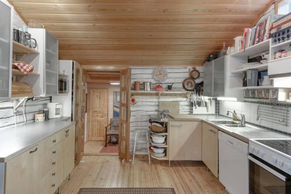 Sirpa'S Artistic Nuuksio Retreat With Heated Pool Villa Espoo Bagian luar foto