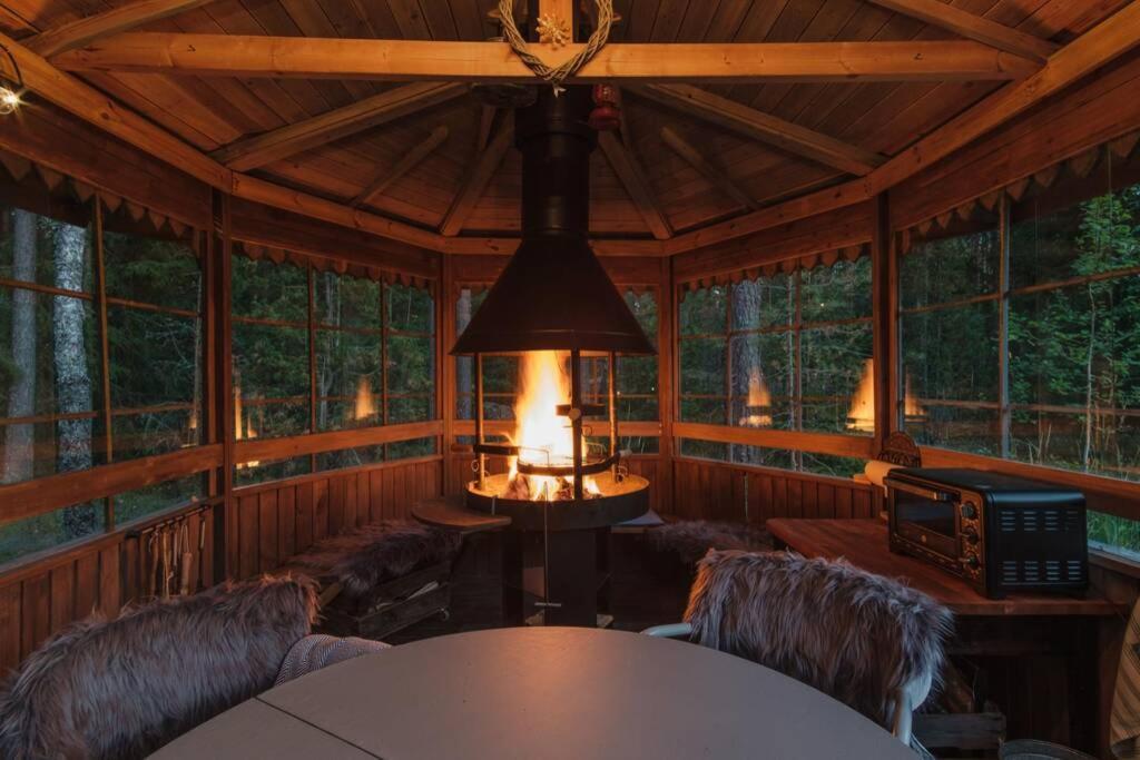 Sirpa'S Artistic Nuuksio Retreat With Heated Pool Villa Espoo Bagian luar foto