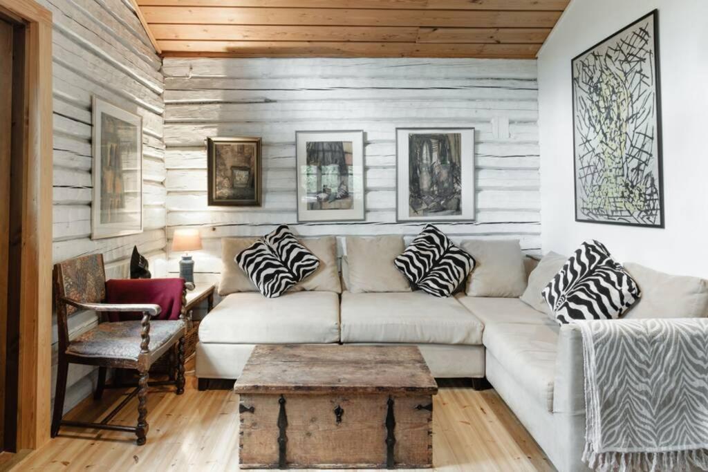 Sirpa'S Artistic Nuuksio Retreat With Heated Pool Villa Espoo Bagian luar foto